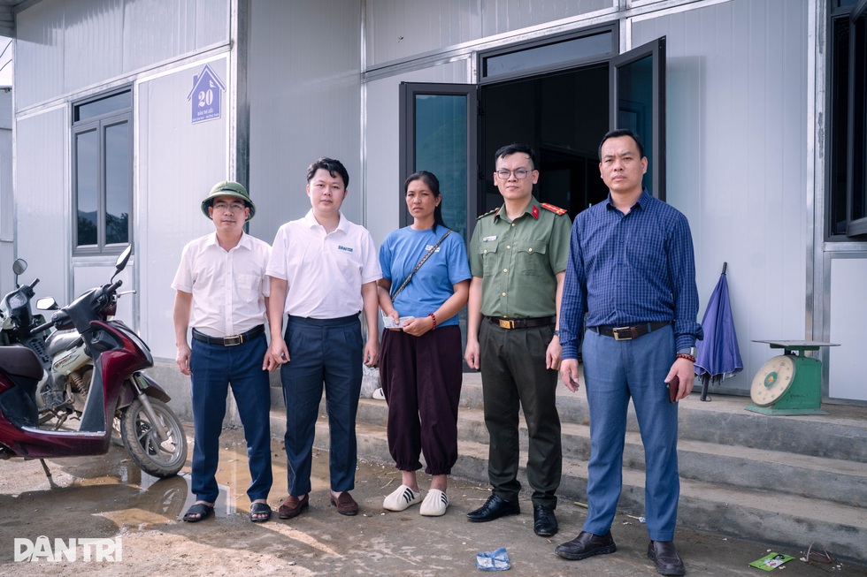 Trao gửi yêu thương đến mảnh đất Mường Than sau lũ - 2 Trao gửi yêu thương đến mảnh đất Mường Than sau lũ - 2