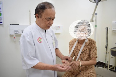 Suýt tử vong vì dùng kim khều gai khi thấy tay bị sưng