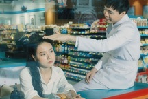 Trịnh Thăng Bình hóa thân gã si tình, luôn theo dõi Midu trong MV mới