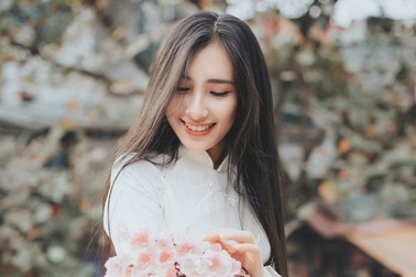 Nữ sinh dịu dàng với sắc trắng áo dài ngóng Xuân sang