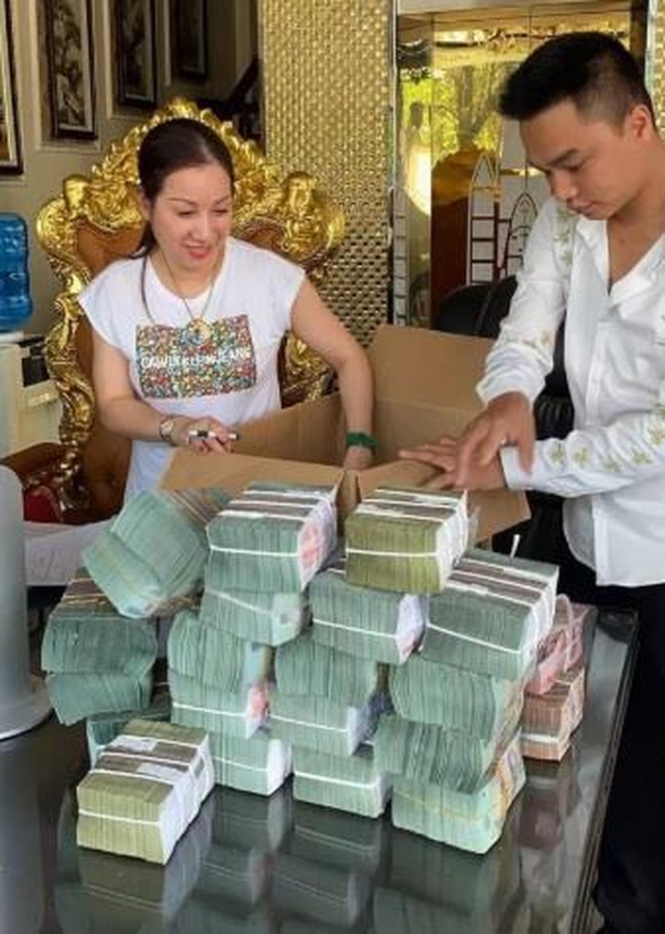 Chân dung 4 đại gia Việt thích khoe núi tiền vàng, ăn chơi khét tiếng rồi xộ khám - 1 Chân dung 4 đại gia Việt thích khoe núi tiền vàng, ăn chơi khét tiếng rồi xộ khám - 1