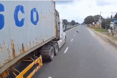 Thót tim người đàn ông tự tử hụt trước mũi xe container trên quốc lộ