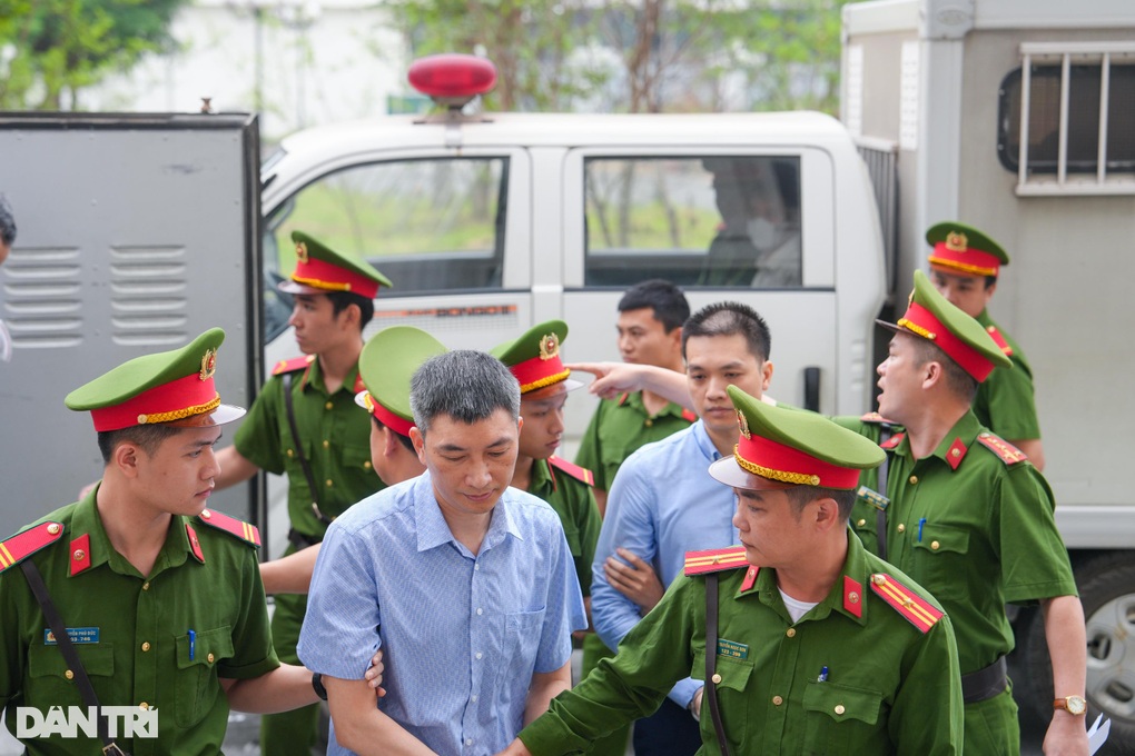 Cựu Thứ trưởng Bộ Công Thương Hoàng Quốc Vượng hầu tòa - 5 Cựu Thứ trưởng Bộ Công Thương Hoàng Quốc Vượng hầu tòa - 5