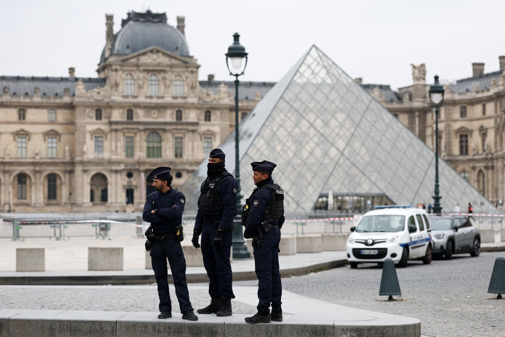 Băng cướp đột nhập Bảo tàng Louvre, lấy đi nhiều trang sức giá trị - 1 Băng cướp đột nhập Bảo tàng Louvre, lấy đi nhiều trang sức giá trị - 1