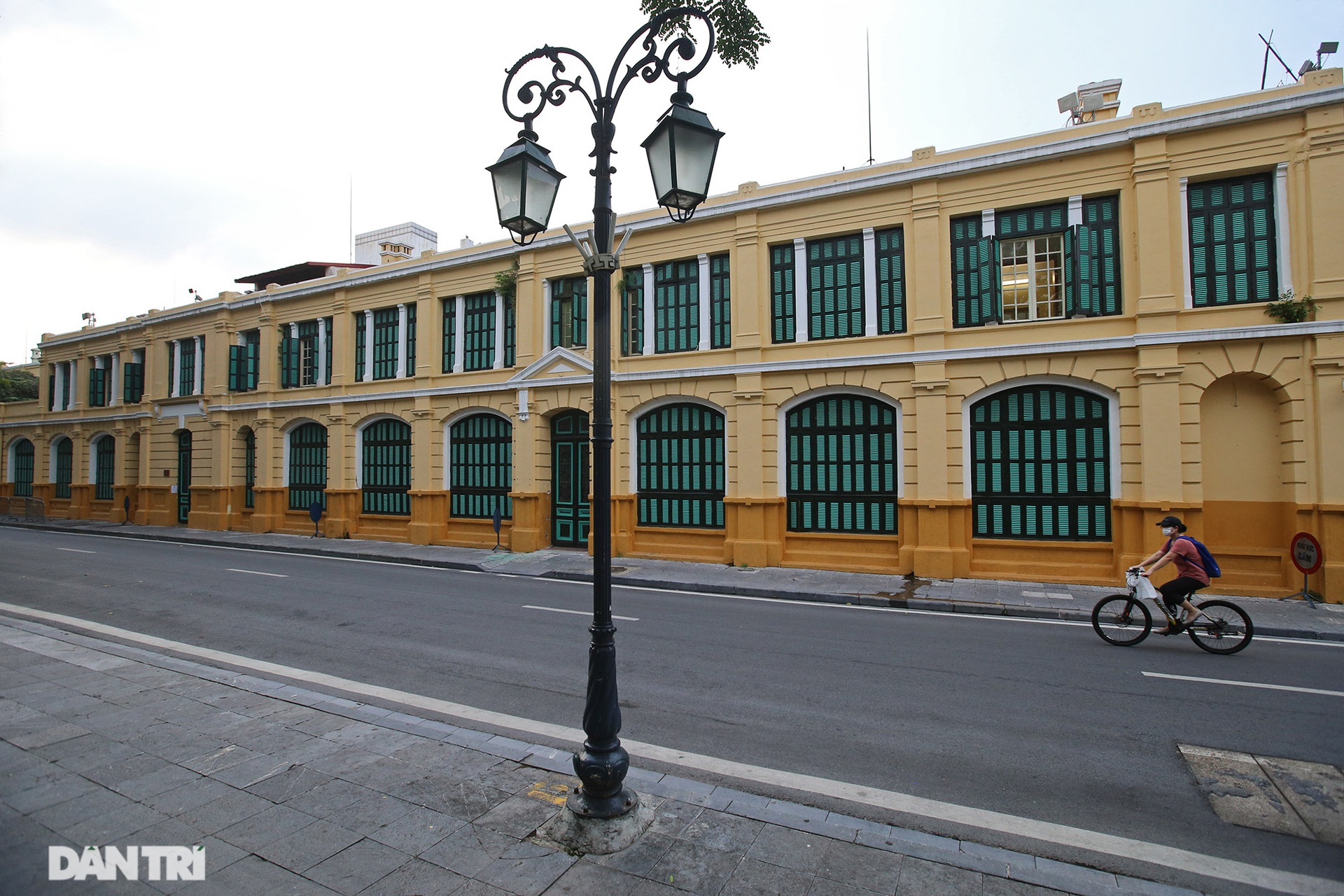 Nhà cổ mặt tiền Hà Nội phô bày nét đẹp khi vắng bóng hàng quán và xe cộ - 1