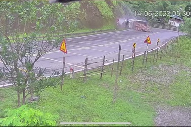 Xe tải nghi mất phanh, lao vào vách núi rồi lật nghiêng