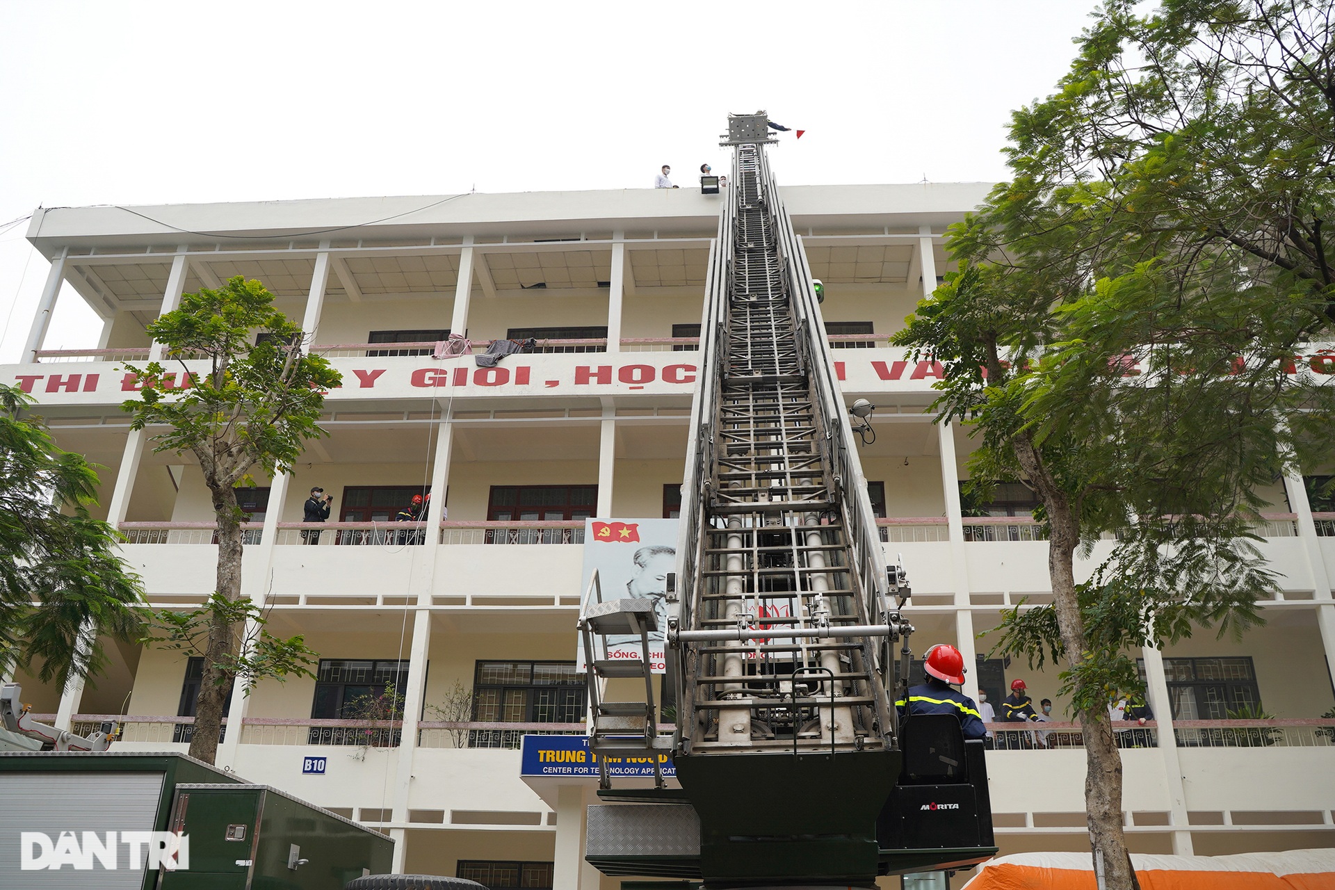 Lính cứu hỏa đu dây đưa người mắc kẹt thoát khỏi đám cháy cao tầng ở Hà Nội - 5 Lính cứu hỏa đu dây đưa người mắc kẹt thoát khỏi đám cháy cao tầng ở Hà Nội - 5