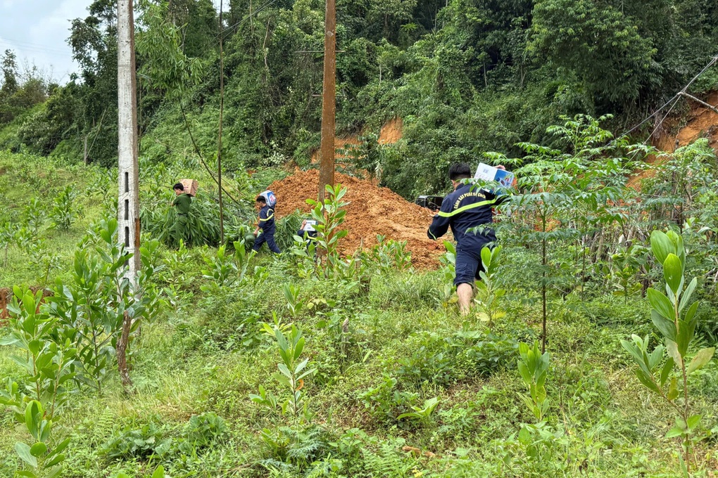Hàng nghìn người dân bị cô lập, công an vượt 10km đường rừng vào tiếp tế - 2 Hàng nghìn người dân bị cô lập, công an vượt 10km đường rừng vào tiếp tế - 2