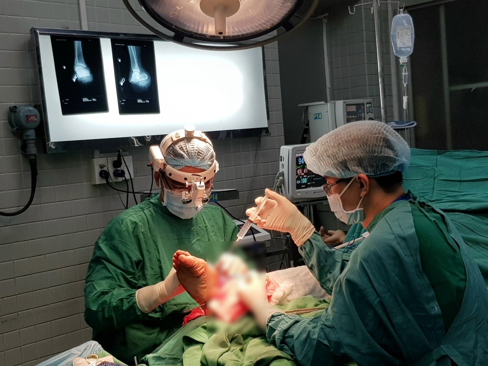 Người đàn ông bị đứt lìa cổ chân vì tai nạn thường gặp - 1 Người đàn ông bị đứt lìa cổ chân vì tai nạn thường gặp - 1