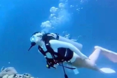 Du khách bị dòng nước ngầm cuốn trôi vì quay lại lấy chiếc máy quay