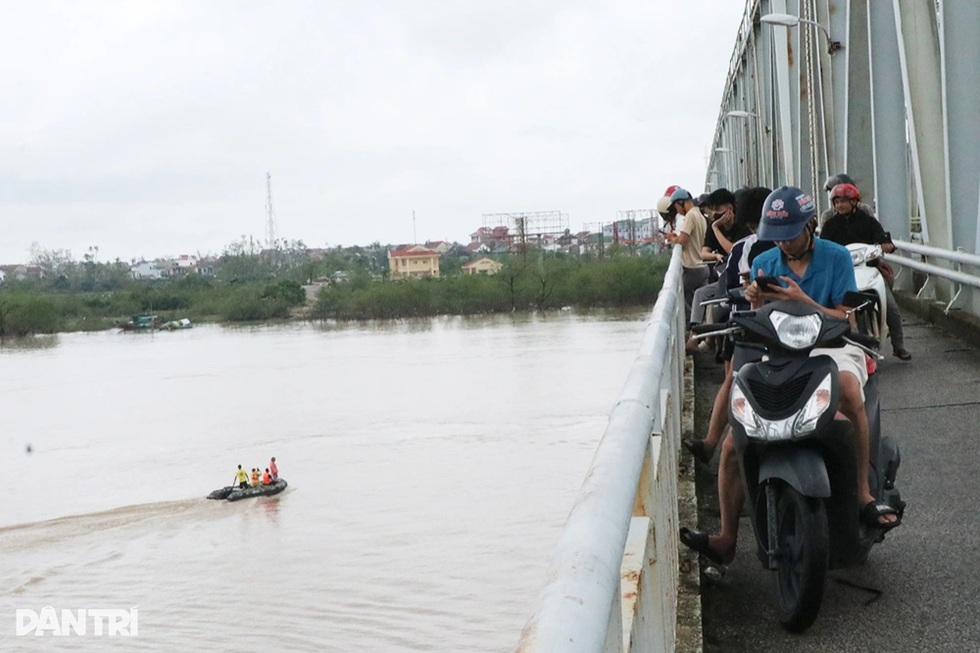 Cặp vợ chồng 20 năm “cướp cơm Hà Bá”, mang gia tài đi cứu người trên sông - 4 Cặp vợ chồng 20 năm “cướp cơm Hà Bá”, mang gia tài đi cứu người trên sông - 4