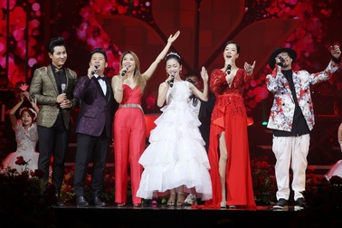 Mỹ Tâm, Bằng Kiều xúc động hát "nắm tay nhau không rời" trước dịch Covid-19