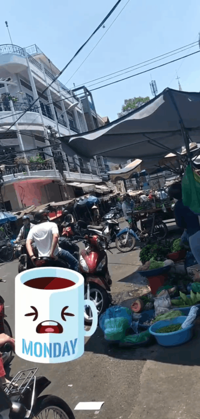 Chờ người yêu vào mua rau giữa trời nắng, chàng trai có hành động lạ khiến bao người chú ý - Ảnh 2. Chờ người yêu vào mua rau giữa trời nắng, chàng trai có hành động lạ khiến bao người chú ý - Ảnh 2.