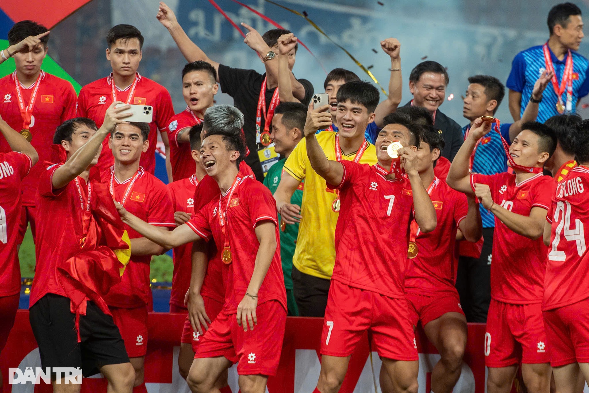 Hình ảnh tuyển Việt Nam vô địch AFF Cup 2024 đầy thuyết phục trước Thái Lan - 16 Hình ảnh tuyển Việt Nam vô địch AFF Cup 2024 đầy thuyết phục trước Thái Lan - 16