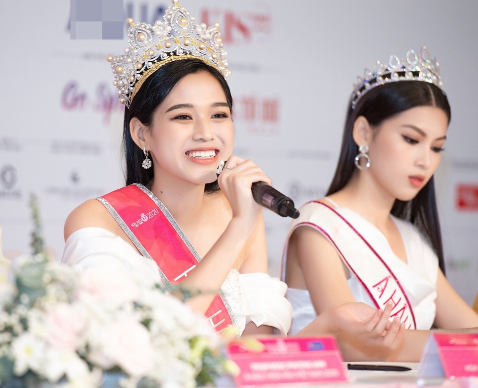 Đỗ Thị Hà nói gì về dòng trạng thái “Cuộc đời tôi là một câu chuyện buồn”? - 2 Đỗ Thị Hà nói gì về dòng trạng thái “Cuộc đời tôi là một câu chuyện buồn”? - 2