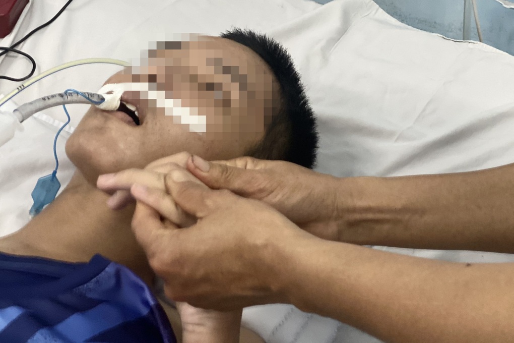 Xót xa trẻ mắc viêm não Nhật Bản bất động nhìn cha mẹ chăm 3 tháng ở viện - 2 Xót xa trẻ mắc viêm não Nhật Bản bất động nhìn cha mẹ chăm 3 tháng ở viện - 2