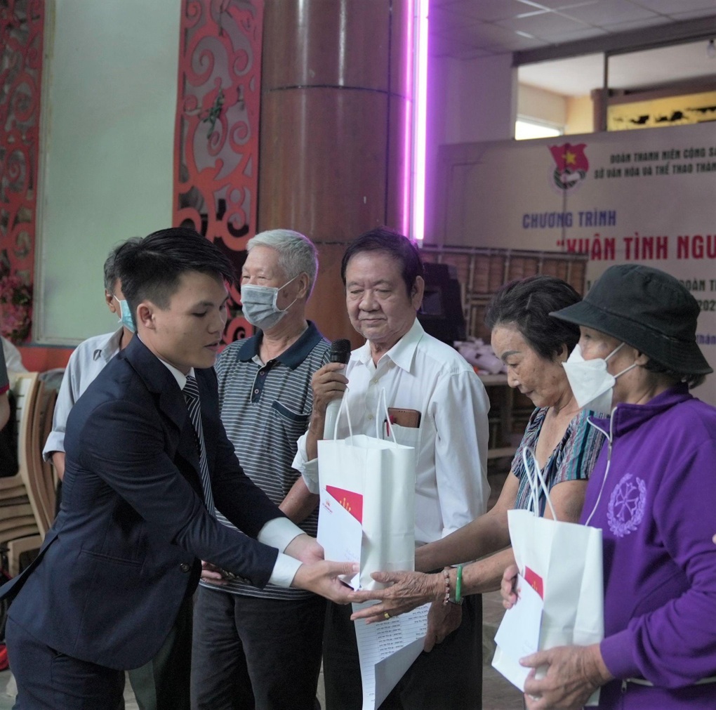 KingSport mang Vu Lan hạnh phúc đến với những người cao tuổi neo đơn tại các Viện dưỡng lão - 1 KingSport mang Vu Lan hạnh phúc đến với những người cao tuổi neo đơn tại các Viện dưỡng lão - 1