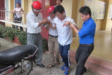 Liệt hai chân, sĩ tử vẫn quyết tâm thi đỗ đại học