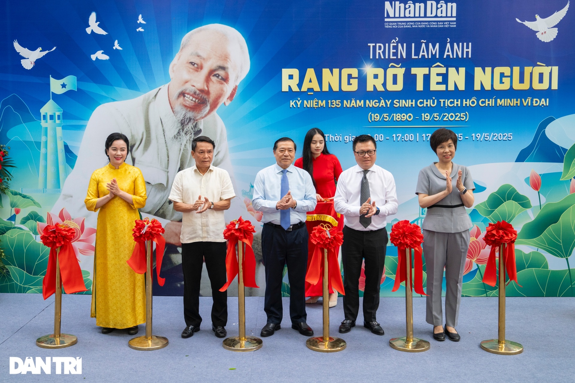 Tham quan triển lãm ảnh Chủ tịch Hồ Chí Minh, nhận phụ san đặc biệt về Bác - 1 Tham quan triển lãm ảnh Chủ tịch Hồ Chí Minh, nhận phụ san đặc biệt về Bác - 1