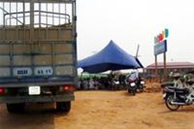 Dân đào hào, chăng dây thép gai vây nhà máy