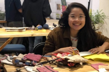 8X lên núi mang vải gai dầu về Thủ đô, "may" thành đồ chơi cho trẻ em