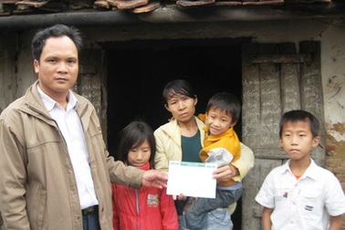 Quà nhân ái sưởi ấm hoàn cảnh mẹ góa, con côi 