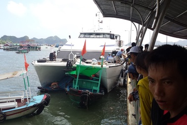 Tàu cánh ngầm lao vào bờ kè, cán 3 tàu gỗ