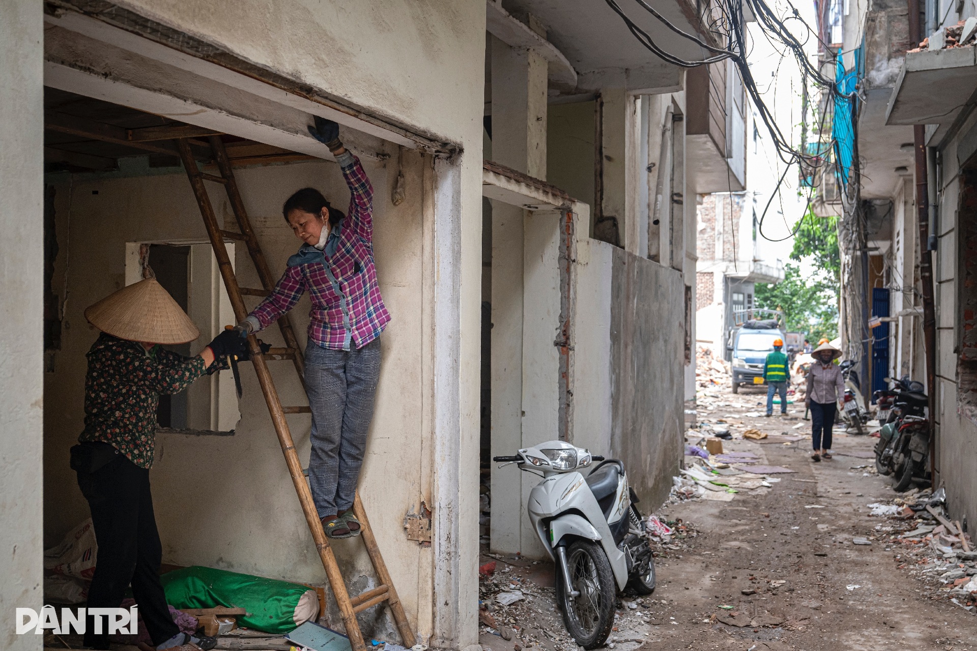 Người dân gấp rút dọn dẹp, giải phóng mặt bằng dự án cầu Trần Hưng Đạo - 2 Người dân gấp rút dọn dẹp, giải phóng mặt bằng dự án cầu Trần Hưng Đạo - 2