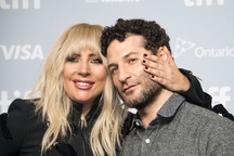 Lạ lẫm với hình ảnh mới của Lady Gaga