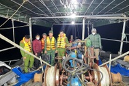 Bắt quả tang tàu dùng máy bơm khai thác sá sùng trái phép