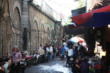 Nhịp sống quanh cây cầu đường sắt trăm tuổi ở Hà Nội