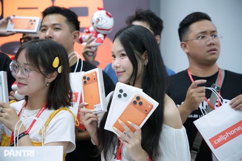 Người Việt hào hứng khoe những chiếc iPhone 17 đầu tiên trên thế giới