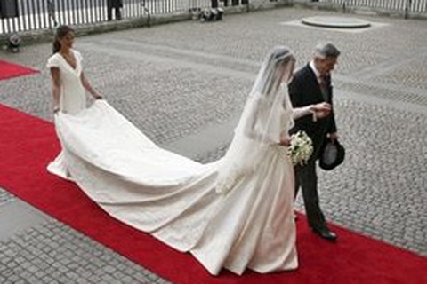Kate Middleton “ghi điểm” nhờ váy cưới