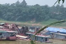 Phú Thọ: Tàu cát trái phép "dàn trận" đục khoét sông Lô giữa ban ngày