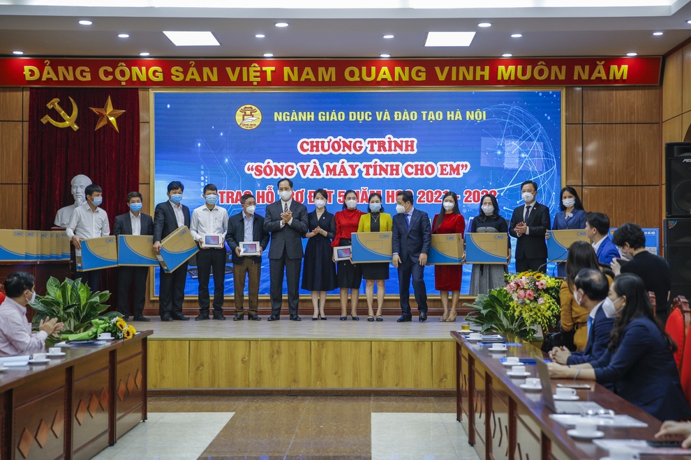 Nữ sinh mồ côi cha, ở túp lều và giấc mơ có máy tính học trực tuyến - 3 Nữ sinh mồ côi cha, ở túp lều và giấc mơ có máy tính học trực tuyến - 3