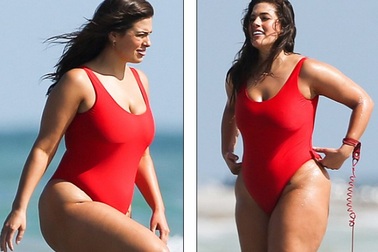 Người mẫu ngoại cỡ đẹp nổi bật với áo tắm đỏ