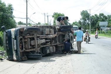 Xe tải chở thức ăn gia súc lật nhào, tài xế “suýt chết”