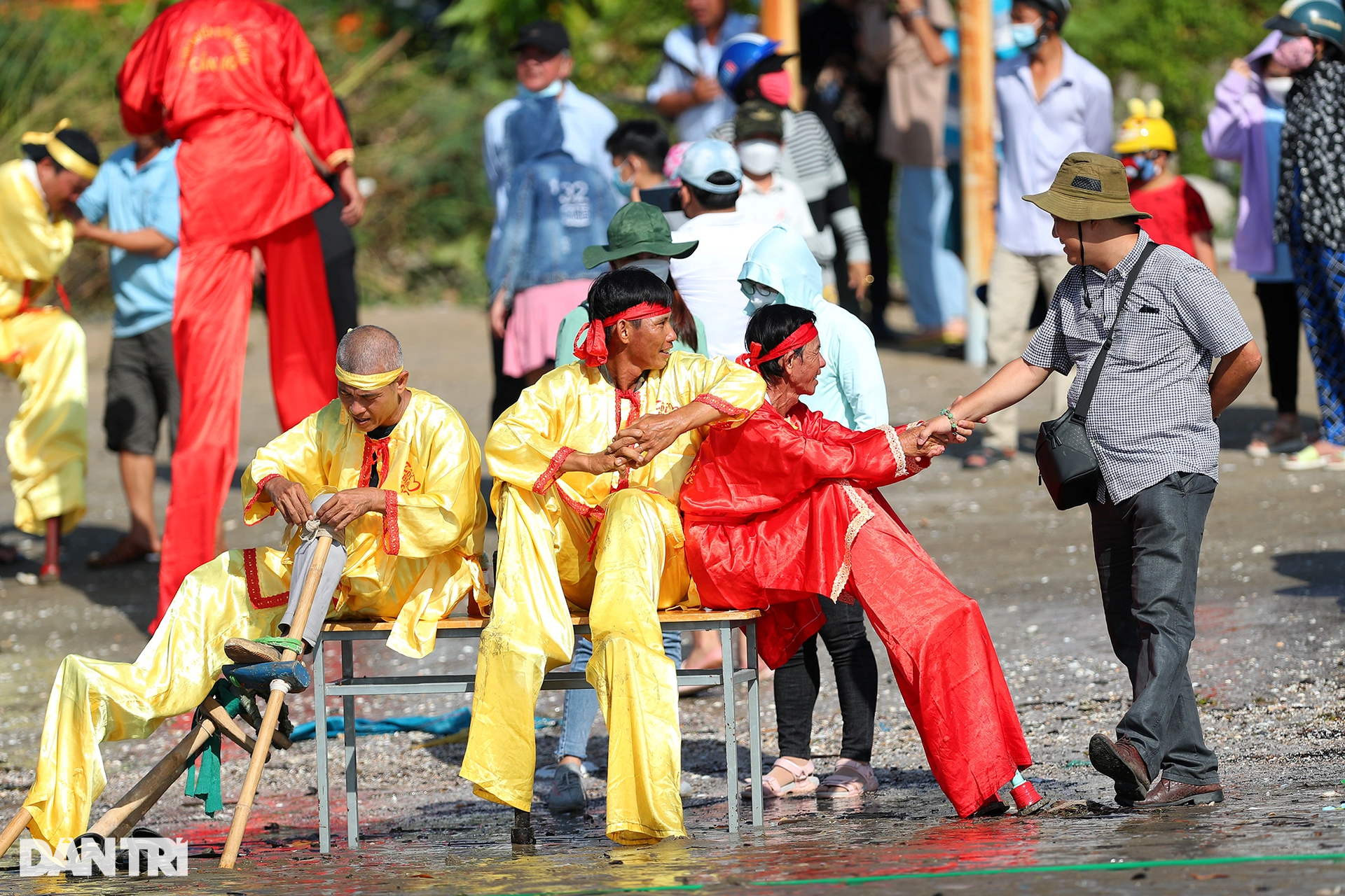Màn tranh bóng độc đáo trên đôi cà kheo của ngư dân tại Lễ hội Nghinh Ông - 3 Màn tranh bóng độc đáo trên đôi cà kheo của ngư dân tại Lễ hội Nghinh Ông - 3