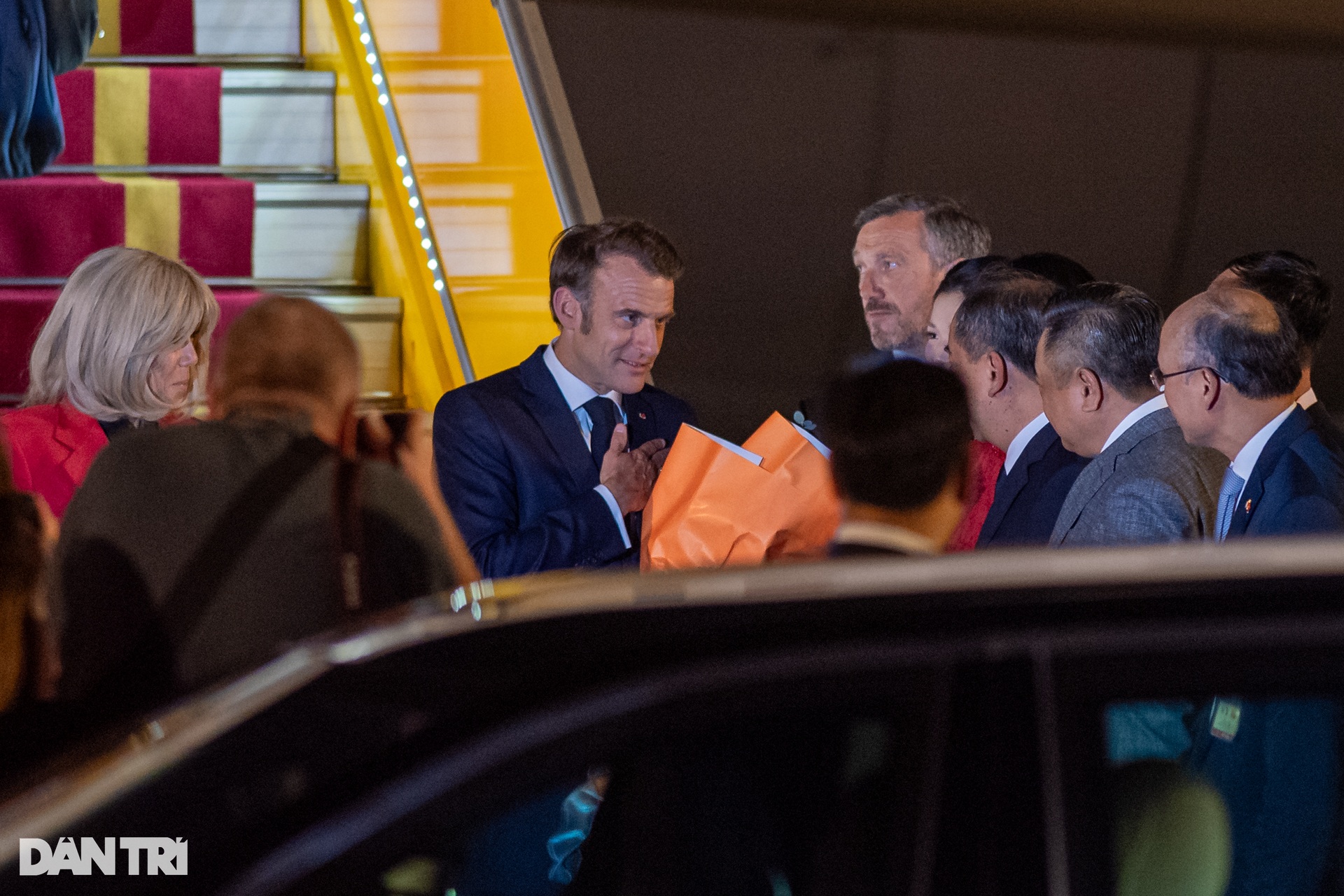 Hình ảnh Tổng thống Pháp Emmanuel Macron cùng Phu nhân tại sân bay Nội Bài - 7 Hình ảnh Tổng thống Pháp Emmanuel Macron cùng Phu nhân tại sân bay Nội Bài - 7