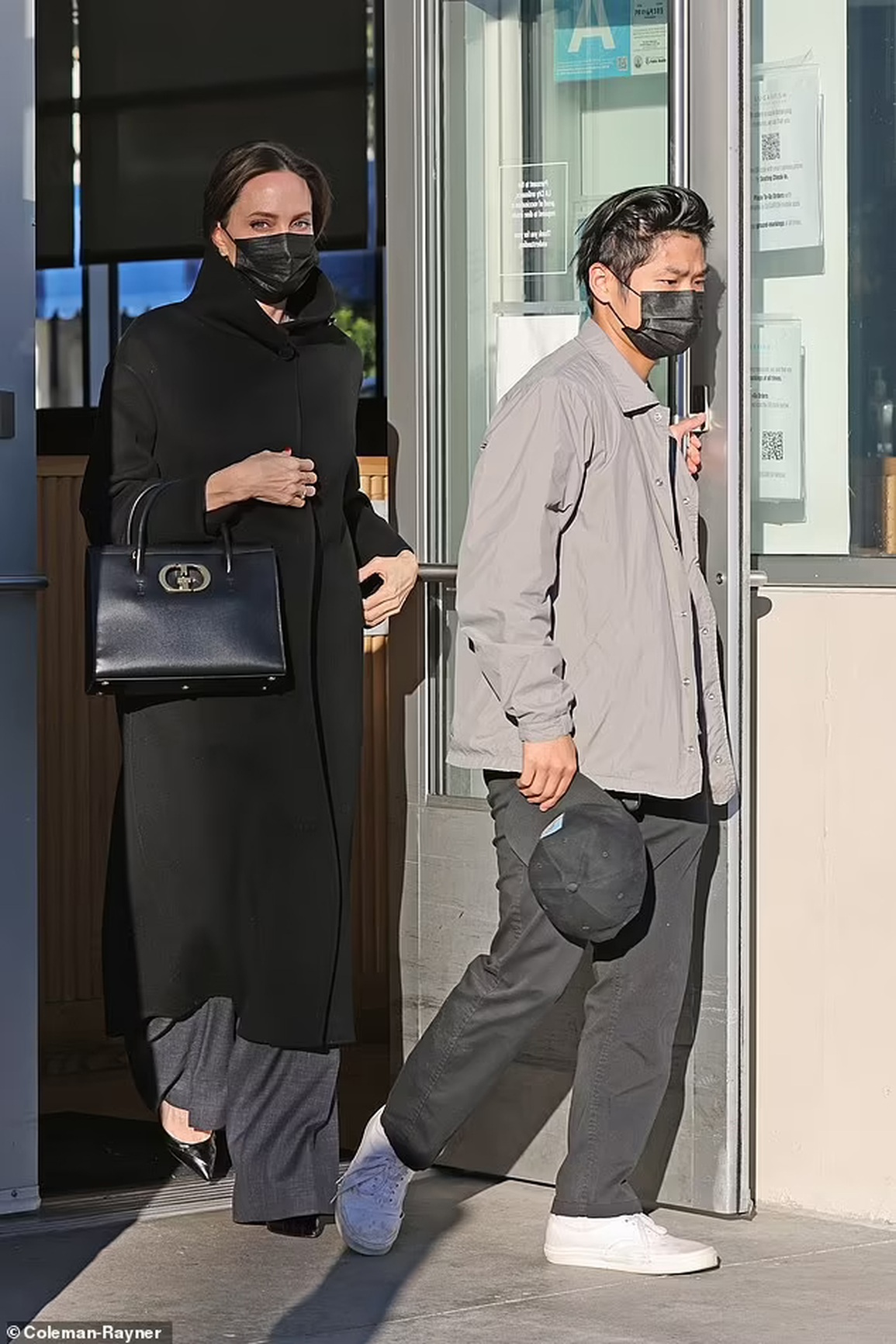 Angelina Jolie đi ăn trưa cùng con trai gốc Việt Pax Thiên - 2 Angelina Jolie đi ăn trưa cùng con trai gốc Việt Pax Thiên - 2