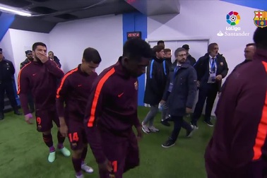 Toàn đội Deportivo xếp hàng vinh danh nhà vô địch Barcelona