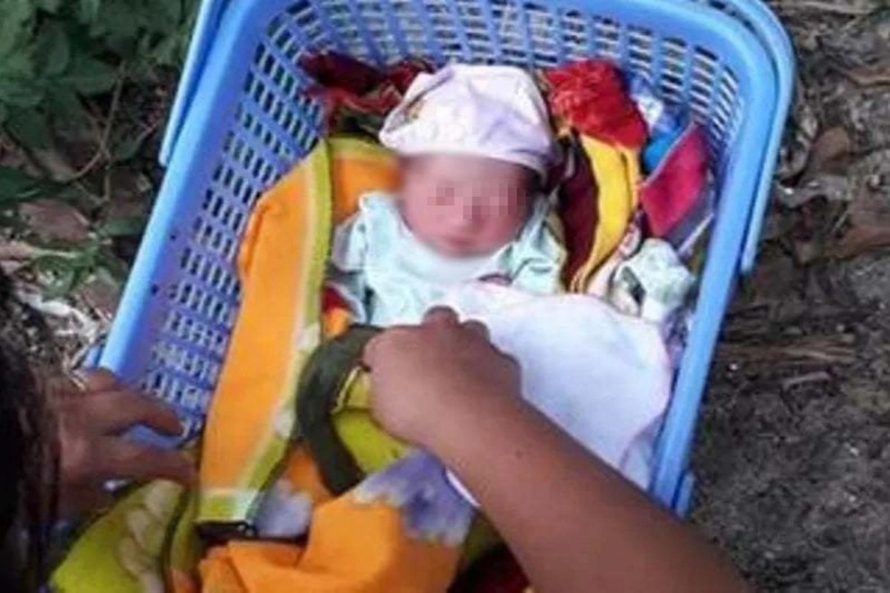 Bé gái sơ sinh bị bỏ rơi ở gốc cây kèm mảnh giấy nhờ nuôi hộ - 1 Bé gái sơ sinh bị bỏ rơi ở gốc cây kèm mảnh giấy nhờ nuôi hộ - 1