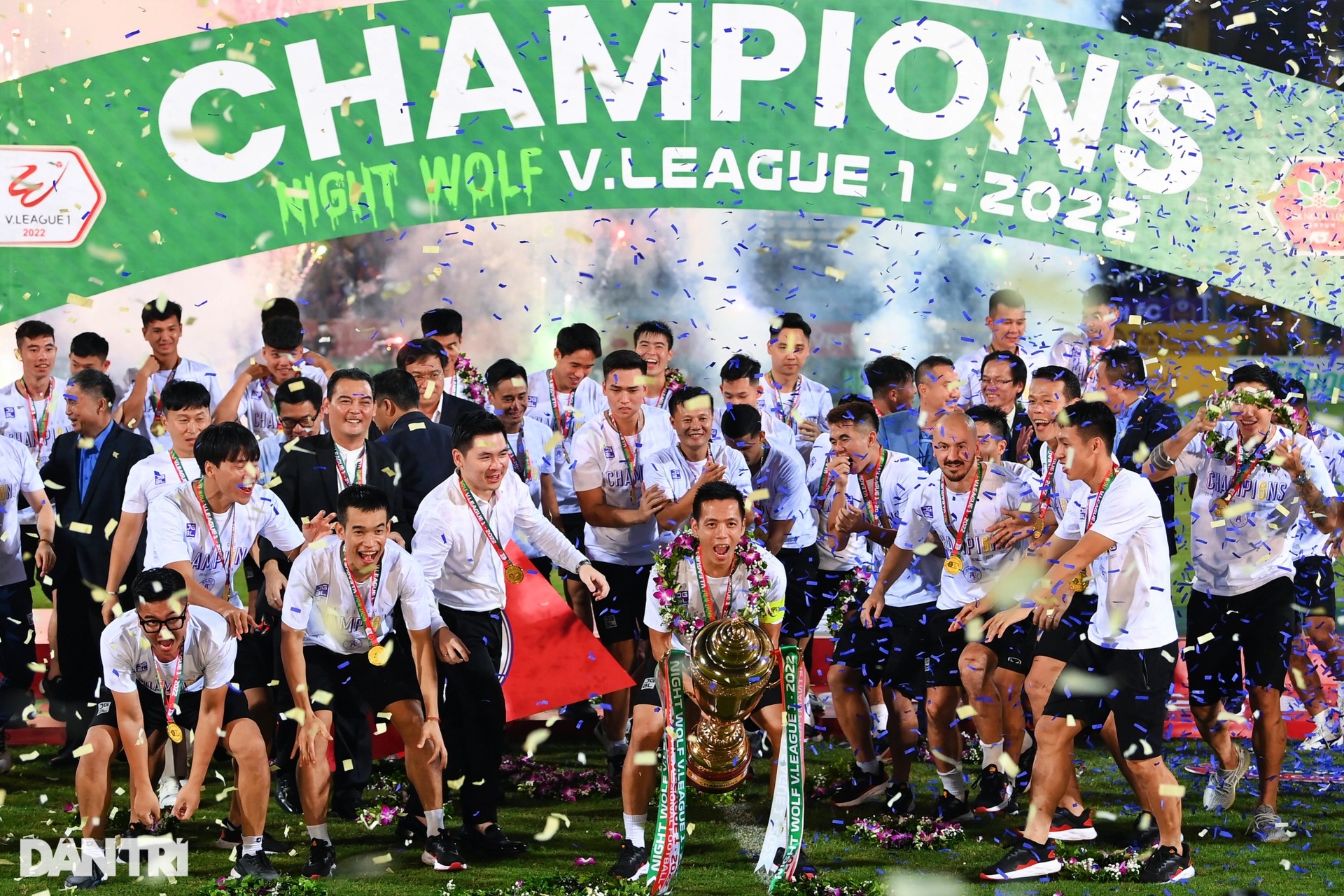 CLB Hà Nội ăn mừng đầy cảm xúc khi giành cúp vô địch V-League 2022 - 12 CLB Hà Nội ăn mừng đầy cảm xúc khi giành cúp vô địch V-League 2022 - 12