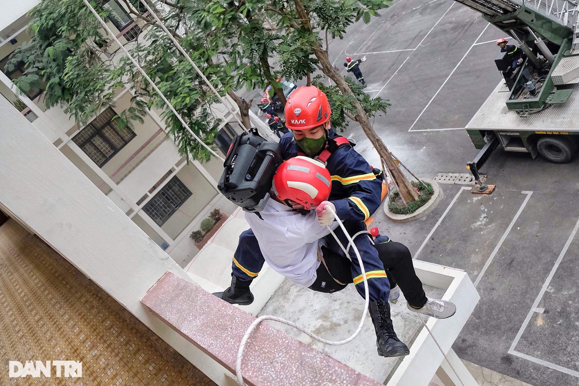 Lính cứu hỏa đu dây đưa người mắc kẹt thoát khỏi đám cháy cao tầng ở Hà Nội - 8 Lính cứu hỏa đu dây đưa người mắc kẹt thoát khỏi đám cháy cao tầng ở Hà Nội - 8