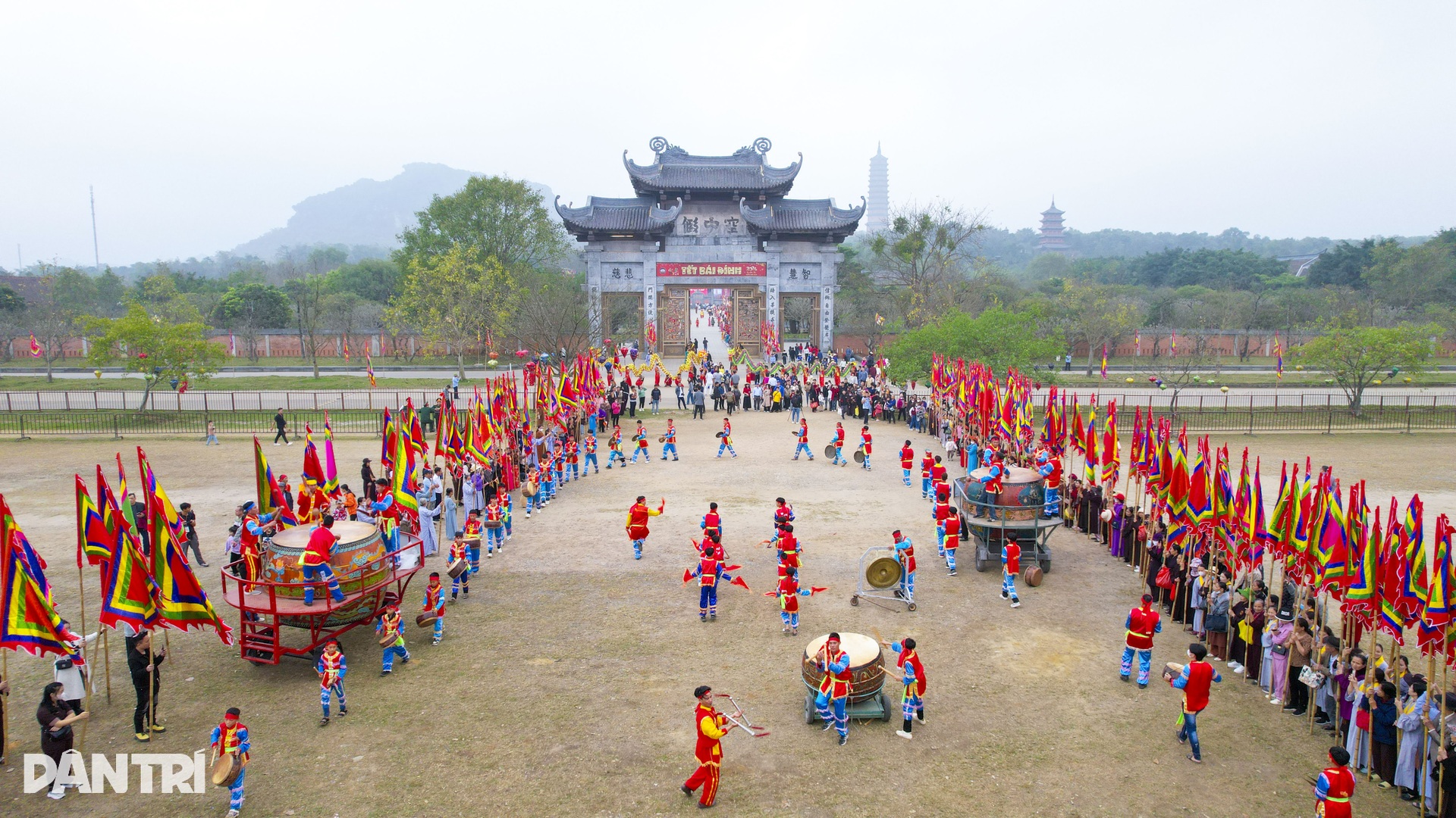 Ngôi chùa lớn nhất Việt Nam đông nghịt người những ngày đầu năm - 1 Ngôi chùa lớn nhất Việt Nam đông nghịt người những ngày đầu năm - 1