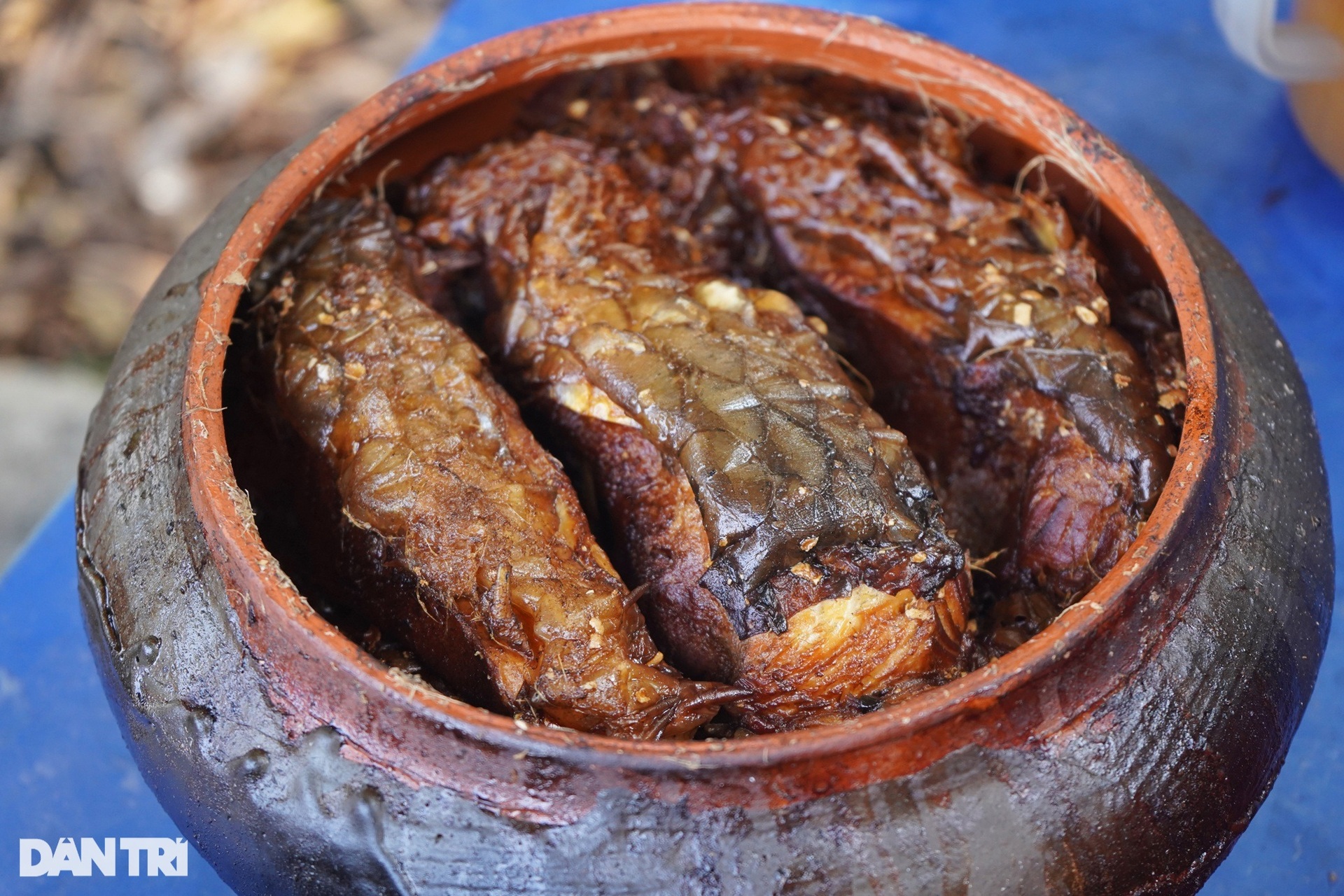 Dân làng Vũ Đại cay xè mắt kho hàng nghìn niêu cá phục vụ khách mua dịp Tết - 15