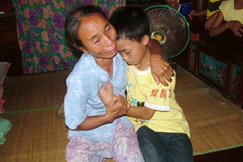 Tang thương gia đình mất 9 người thân trong vụ chìm tàu