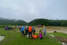 Hai người bị nước lũ cuốn trôi ở Thanh Hóa