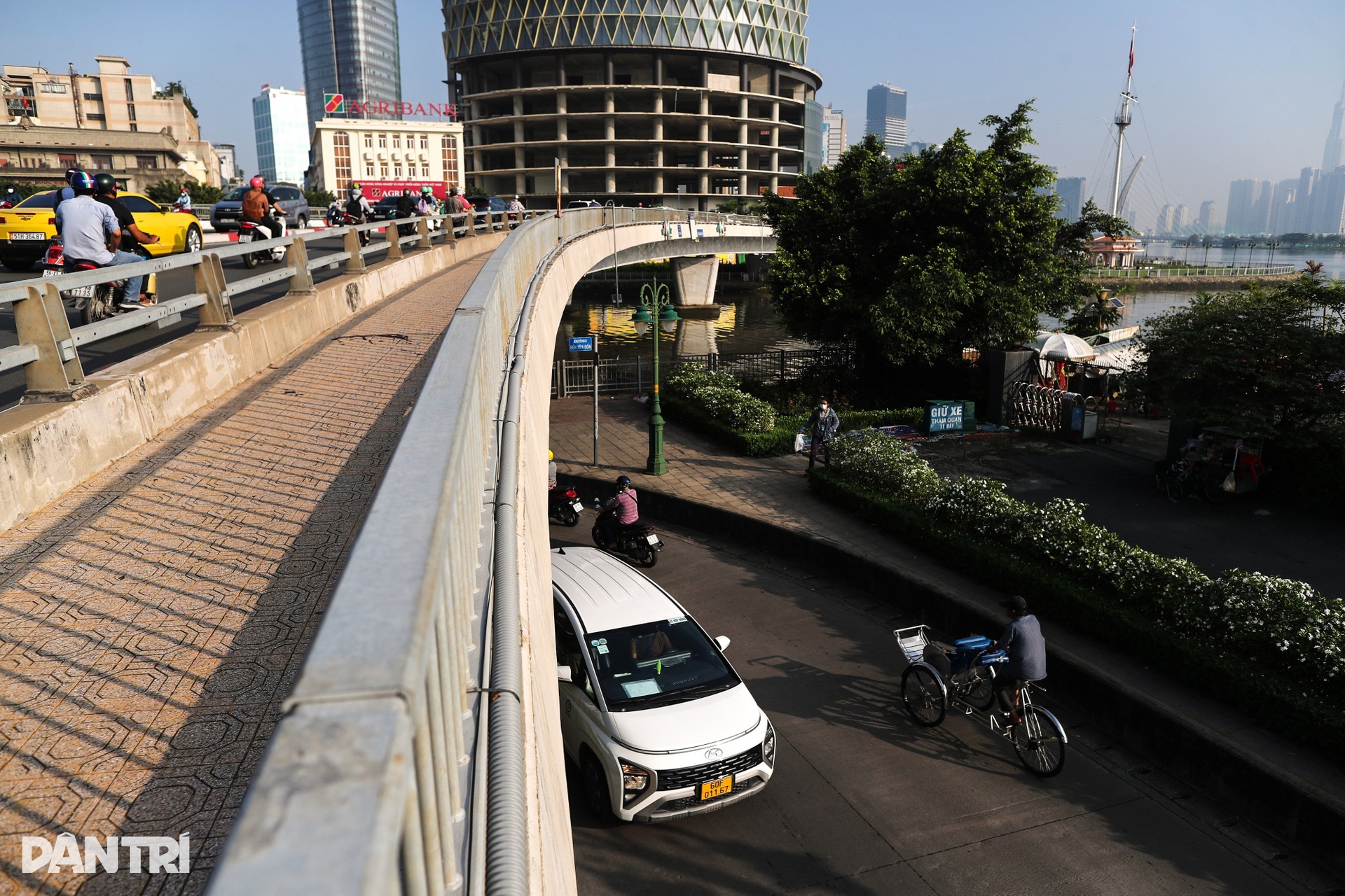 Hiện trạng đường qua dạ cầu Khánh Hội được đề xuất cải tạo để giảm kẹt xe - 5 Hiện trạng đường qua dạ cầu Khánh Hội được đề xuất cải tạo để giảm kẹt xe - 5