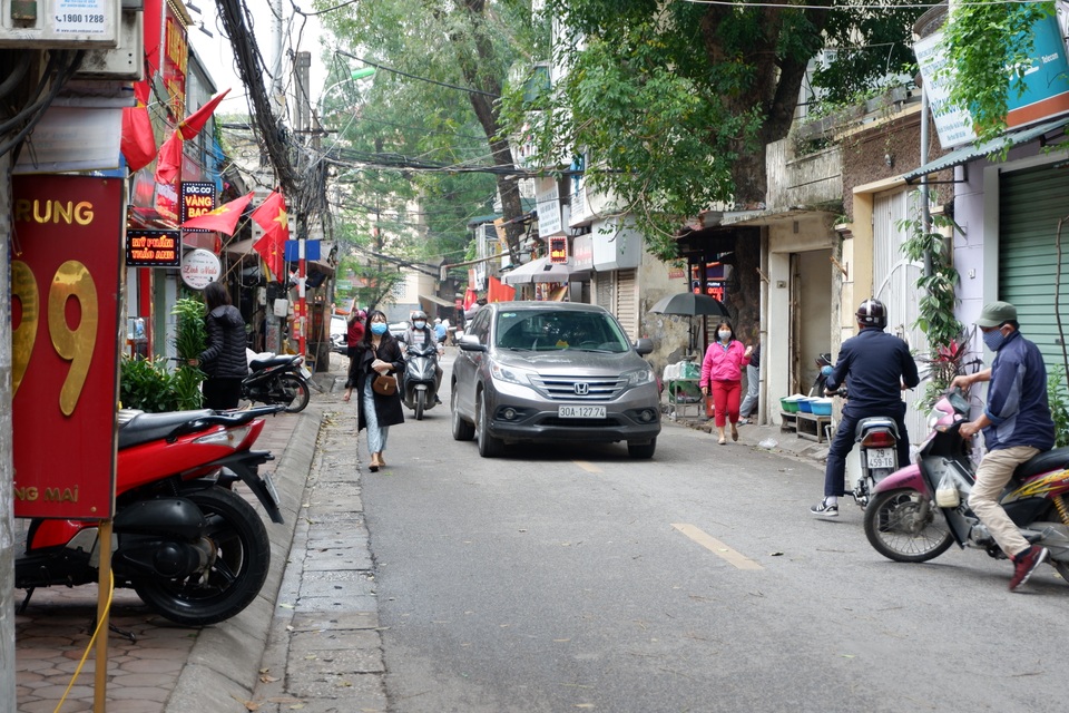 Người dân Hồng Mai dùng “chiêu độc” phòng Covid-19 sau lệnh cách ly - 3 Người dân Hồng Mai dùng “chiêu độc” phòng Covid-19 sau lệnh cách ly - 3